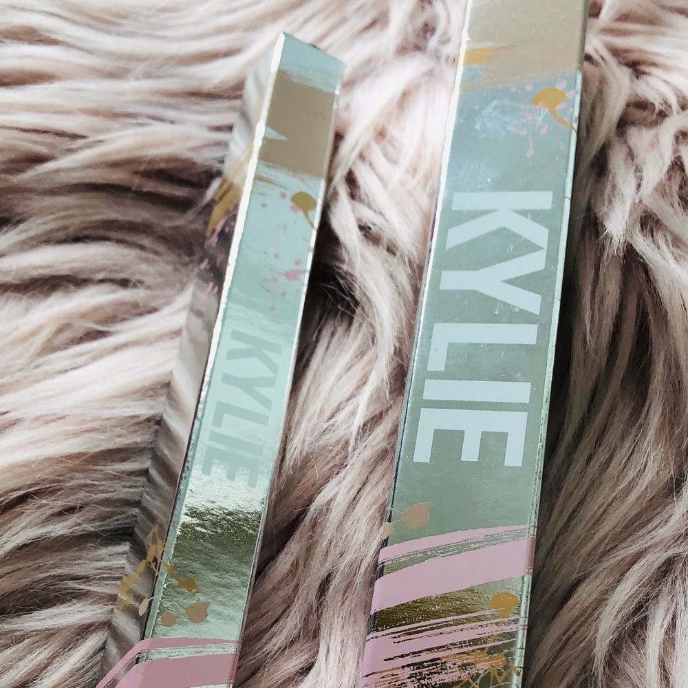 Two Kylie Cosmetics makeup brushes (boxes damaged)